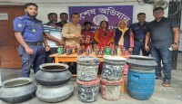 নওগাঁর মান্দায় ৪০০ লিটার চোলাই মদ ও বিপুল পরিমাণ সরঞ্জাম উদ্ধার, দুই মাদক কারবার...